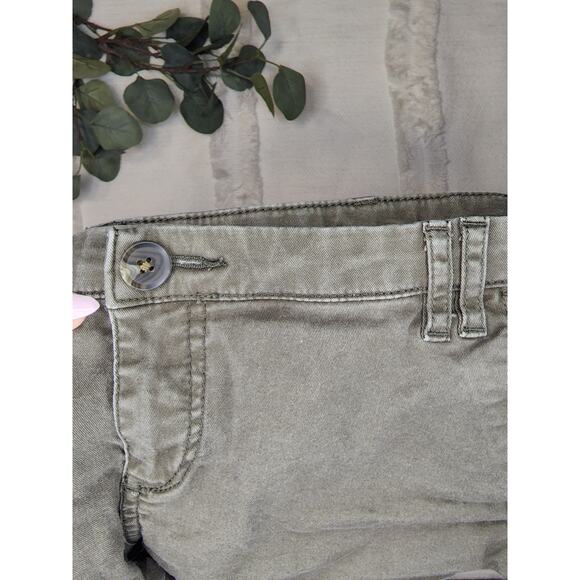 Express Shorts in Army Green - Picture 5 of 5